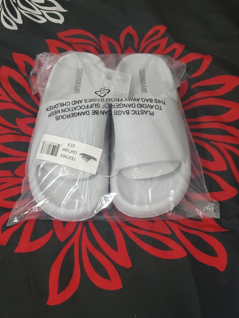 Cushionaire Light Grey Slide Sandals Size 9